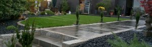 Neu angelegte Gartentreppe aus Granit
